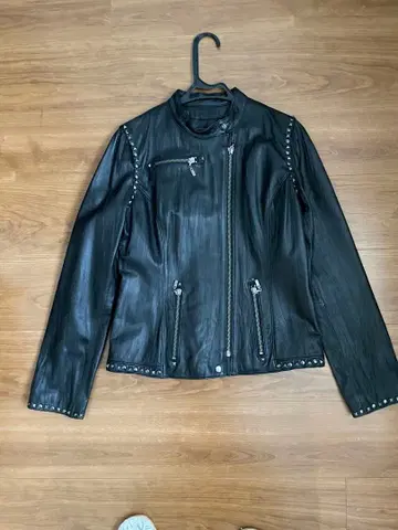 스터드 장식 블랙 가죽 자켓 M