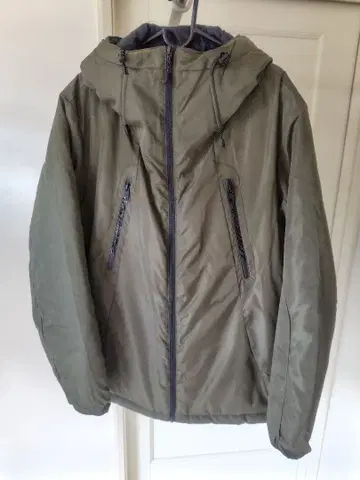 올리브 그린 다운 점퍼