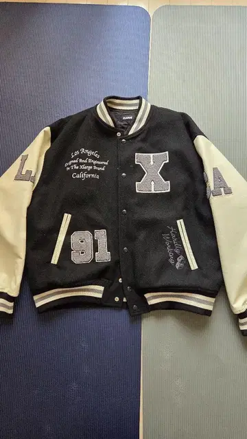 XLARGE 바시티 자켓 블랙