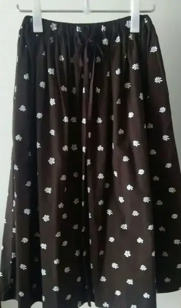 작은 동물 패턴 플레어 스커트