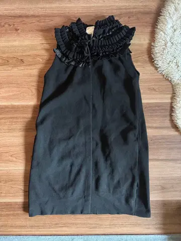 Chesty 프릴 장식 블랙 슬리브리스 베스트