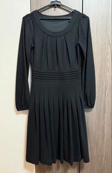 M-PREMIER 블랙 긴팔 플리츠 원피스