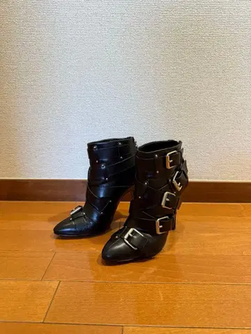 블랙 가죽 부티 버클 포함