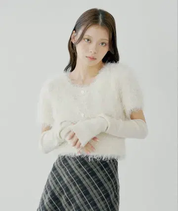 리브 암워머 부착 샤기 반팔 니트