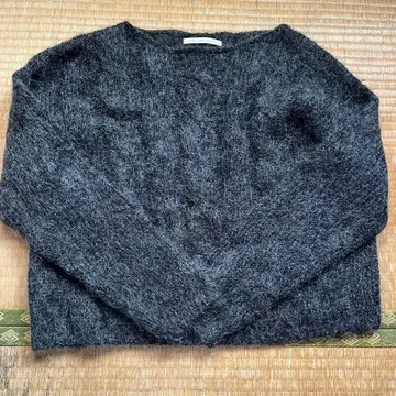 LADY LUCK LUCA 다크 그레이 모헤어 스웨터