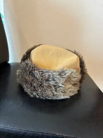 카시라 CA4LA 베이지 퍼 가죽 귀마개 모자