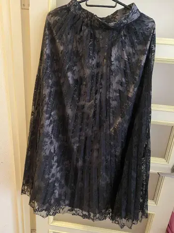 미사용 새상품 Emiriawiz 레이스 플리츠 스커트