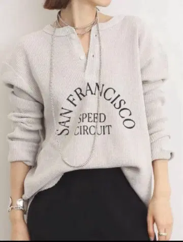 GOOD GRIEF!SFSC PRINTED HENLEYNECK TOP