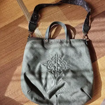 러셋 올리브 그린 자수 숄더백