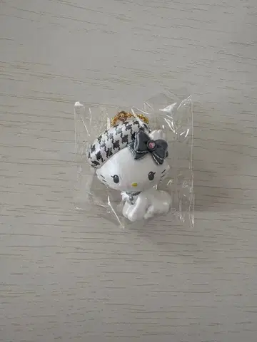 헬로키티 흑백 걸리시 시크릿 마스코트 참 챠미키티