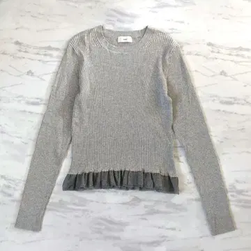 이에나 긴팔 리브 니트 티셔츠 2024 출시 그레이 밑단 프릴
