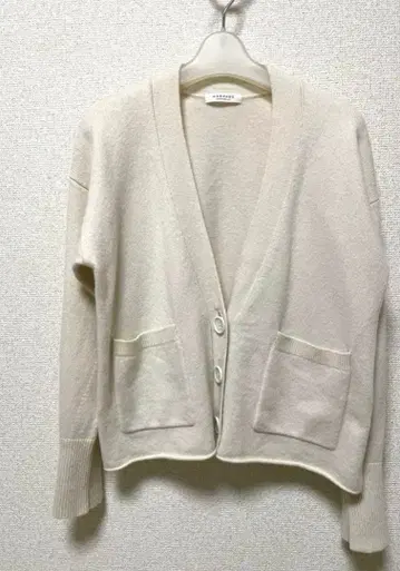 새상품급 MACPHEE 캐시미어 혼방 밀크색 가디건 사이즈 S