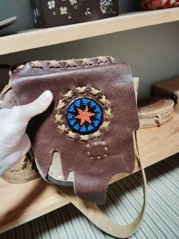 비즈 장식 브라운 가죽 숄더백