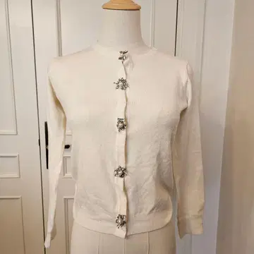 체스티 아이보리 비쥬 장식 긴팔 가디건