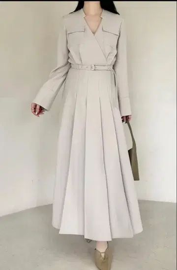 미사용 새상품 아뉴앙스 더블 새틴 노카라 턱 원피스 베이지 M