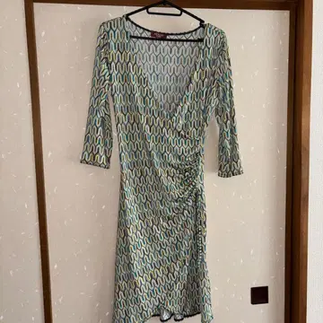 FiFLLES PARIS 파도 무늬 7부 소매 랩 드레스