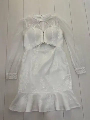 화이트 컷 아웃 디자인 드레스