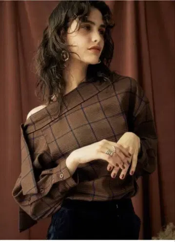 브라운 체크 무늬 오프숄더 셔츠