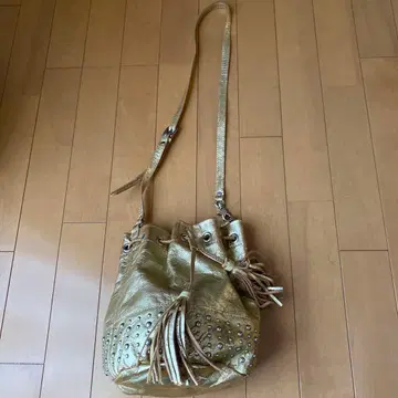 골드 프린지 스터드 숄더백