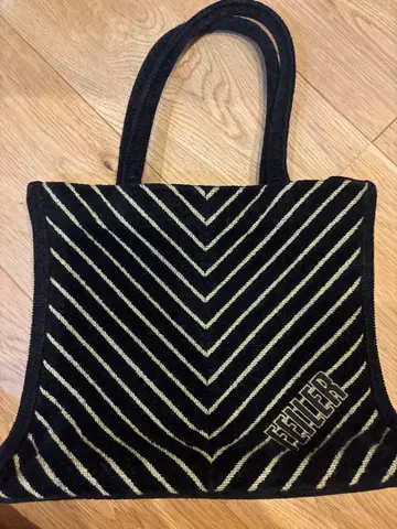 페이 라트 토트백 블랙과 금 스트라이프