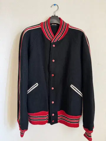 바시티 자켓 블랙과 레드 울 혼방