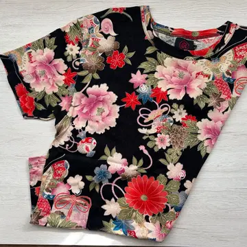 오스티아 재팬 의 꽃무늬 반팔 티셔츠 블랙