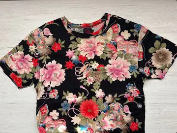 오스티아 재팬 의 꽃무늬 반팔 티셔츠 블랙