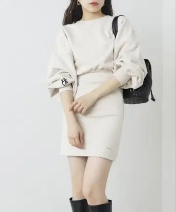 크림색 퍼프 슬리브 미니 원피스