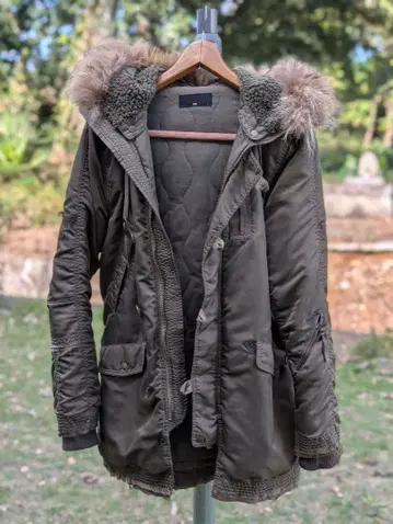 올리브 그린 퍼 모즈 코트