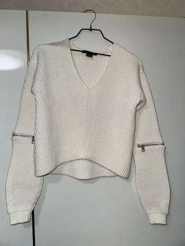 화이트 V넥 리브 니트 긴팔