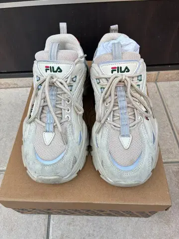 FILA 베이지 스니커즈 24.0