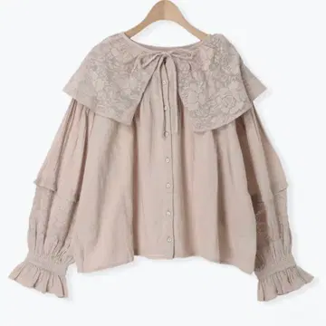 사만사 모스모스 오버 레이스 옷깃 블라우스(그레이)