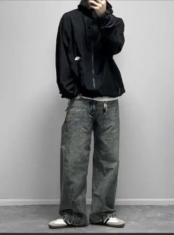 VINTAGE WASHED CURVED DENIM