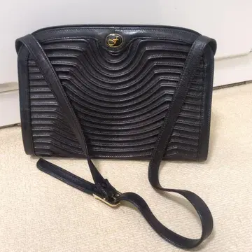 블랙 가죽 숄더백 퀼팅 디자인