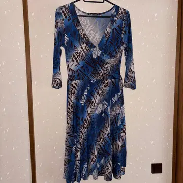 Janette 기하학 패턴 랩 드레스