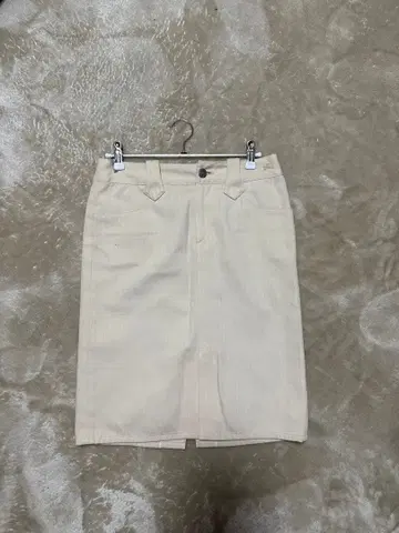 베이지 타이트 스커트 앞 버튼 포함