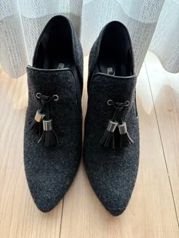 D.IANA 다크 그레이 태슬 부티