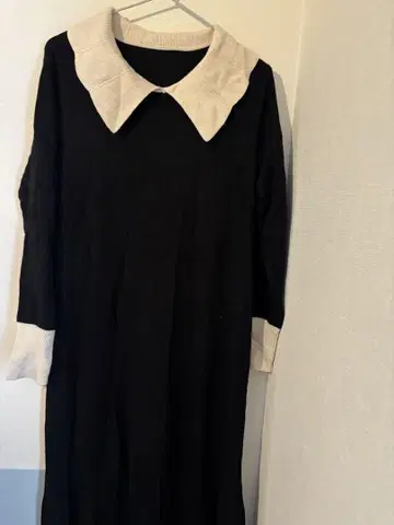 블랙과 화이트의 큰 카라 부착 니트 원피스