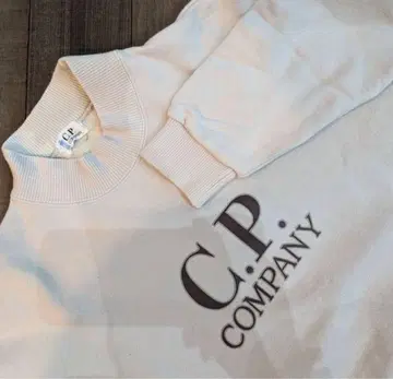 C.P. COMPANY 아이보리 하이넥 맨투맨