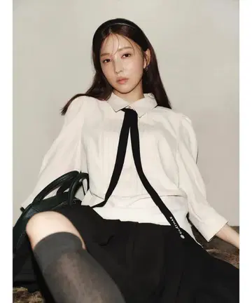 아푸와이저 리셰 클레이사스 콜라보 보타이 플리츠 미니 원피스