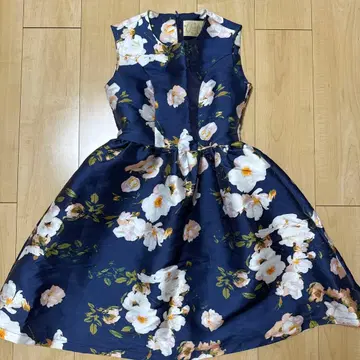 Chestry 플라워 프린트 슬리브리스 원피스