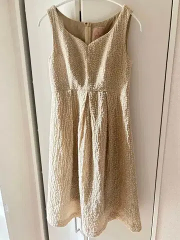 Sybilla 베이지 슬리브리스 무릎 기장 원피스