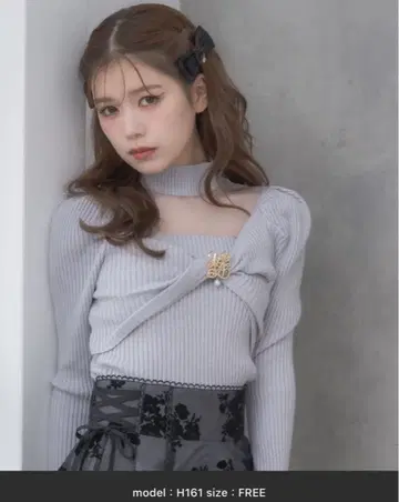 couture BY ROJITA 시어 데콜테 트위스트 리본 니트 그레이