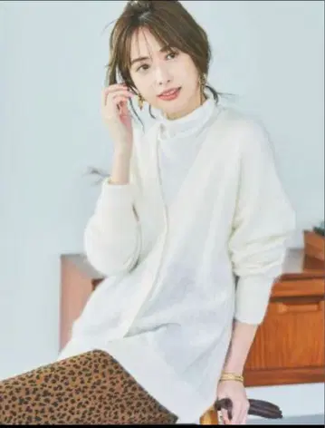 화이트 V넥 가디건