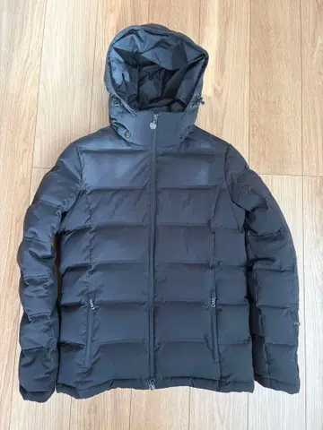 블랙 다운 자켓 퀼팅 디자인