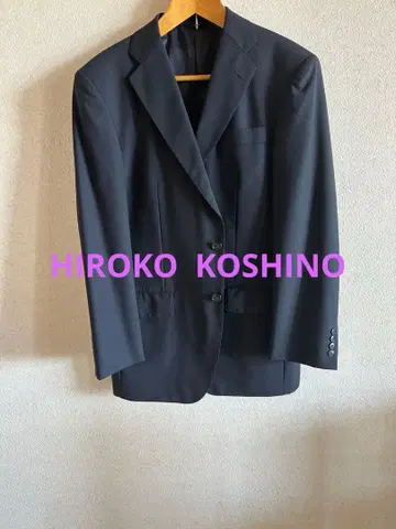 히로코 코시노 다크 네이비 수트