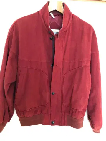 빨간색 스웨이드풍 점퍼 사진보다 깊이 있는 빨간색