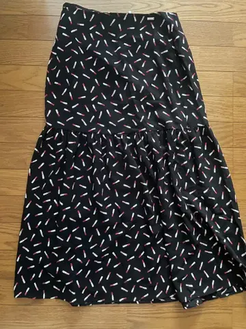 AX Armani Exchange 립스틱 패턴 플레어 스커트