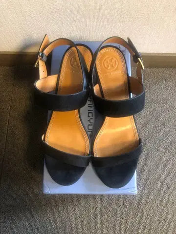 블랙 스웨이드 웨지 샌들