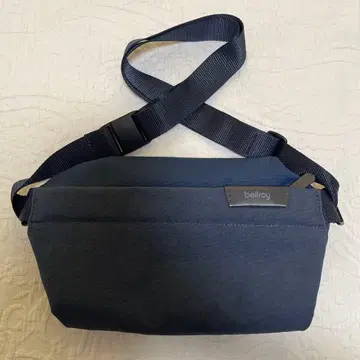 Bellroy 네이비 경량 크로스 바디백